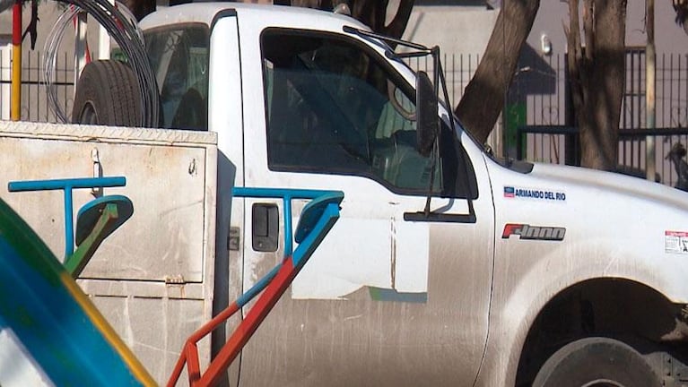 Nena electrocutada: arrancaron el logo municipal al camión durante los arreglos