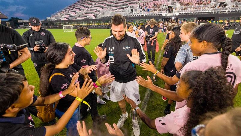 Nenas y nenes pudieron conocer a Messi.