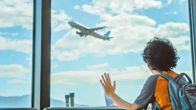 Nene de 10 años en un aeropuerto. (Imagen ilustrativa).