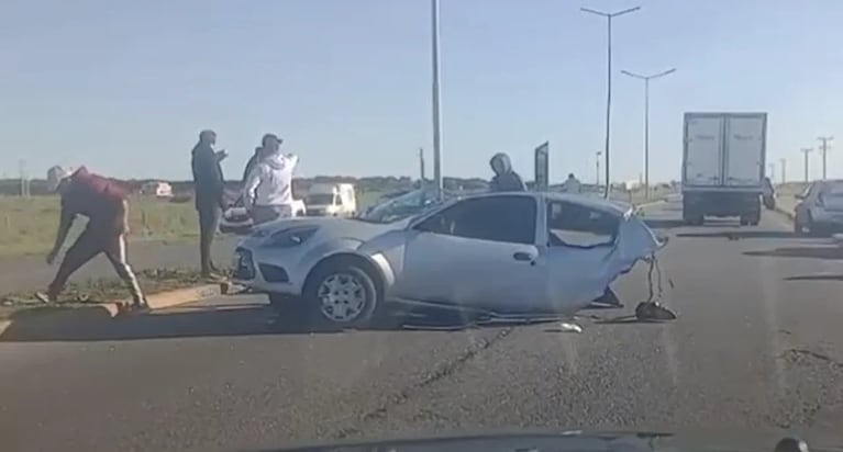 Nene de 2 años murió en un brutal choque contra un poste: el auto se partió al medio
