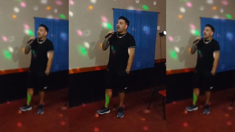 Neno Aguirre cantando en un karaoke con amigos.