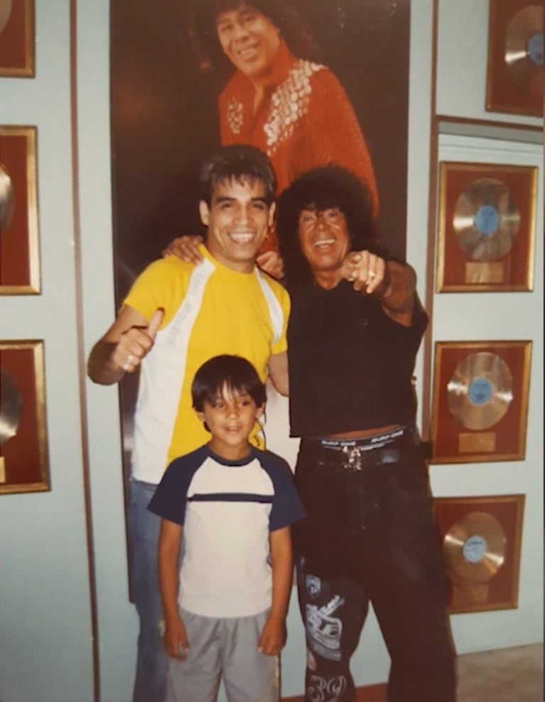 Neno Aguirre junto a su hijo Joni y La Mona Jiménez.