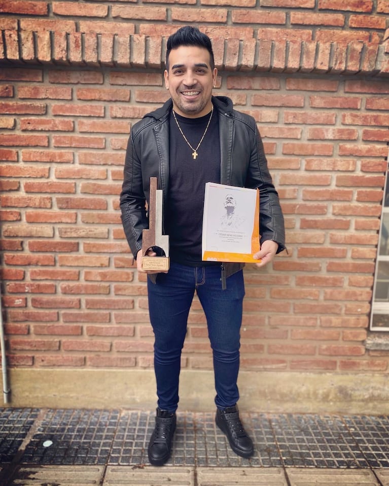 Neno Aguirre recibió el Premio Pio León Artístico