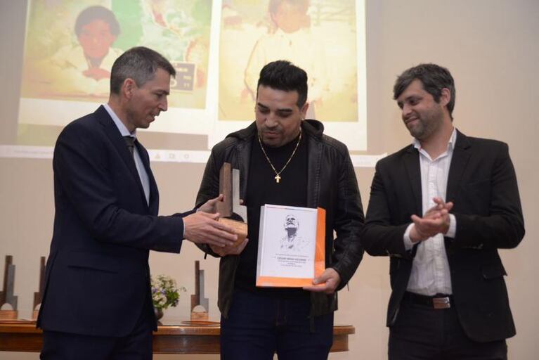 Neno Aguirre recibió el Premio Pio León Artístico