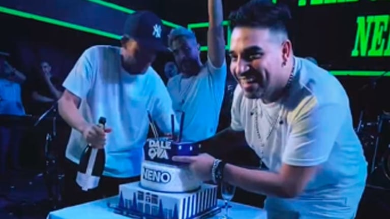 Neno festejó su cumple con una torta bien matadora.