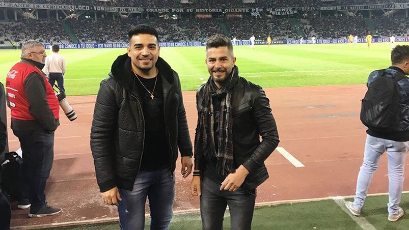 Neno y David salieron a la cancha para hacer bailar a todo el estadio.