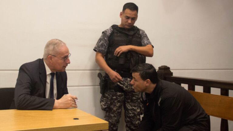 Néstor Fabián Nieto y su abogado Ariel Merlini. (Foto: Diario Río Tercero)