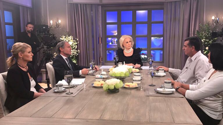 Néstor García y Andrea Lescano en la mesa de Mirtha Legrand.