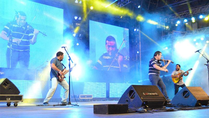 Néstor Garnica y su violín, otro de los músicos de la noche. Foto: Maxi López / ElDoce.tv