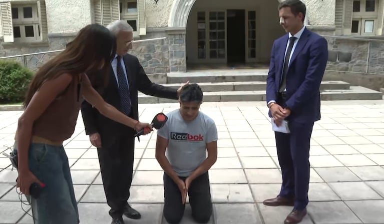 Néstor Maldonado, arrodillado pidió perdón.