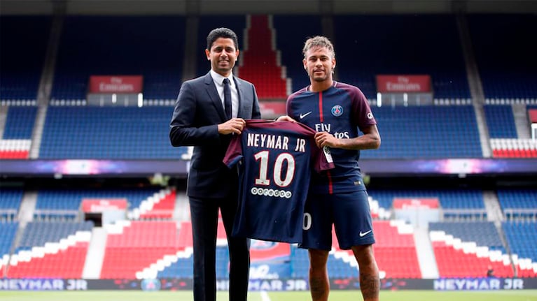 "Ney" con el millonario jeque árabe que puso el dinero para hacer el pase más caro de la historia.