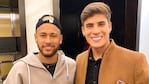 Neymar (28) junto con Tiago Ramos (22), el joven que ahora es su "padrastro".