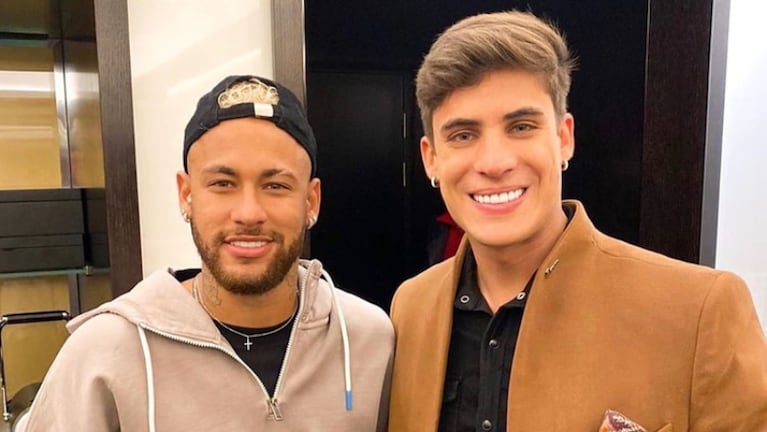 Neymar (28) junto con Tiago Ramos (22), el joven que ahora es su "padrastro".