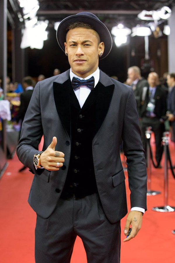 Neymar, de elegante traje y sombrero.