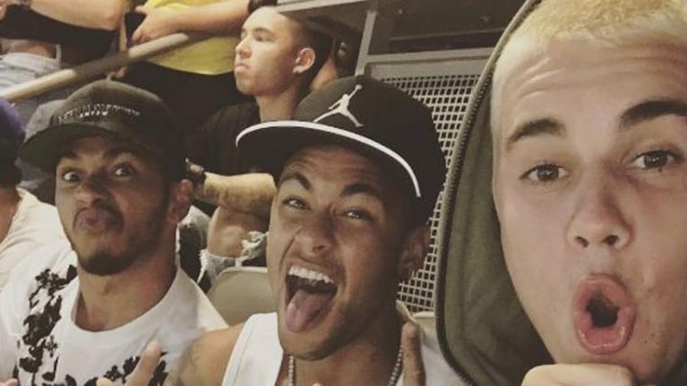 Neymar miró a Brasil junto a Justin Bieber y Hamilton.