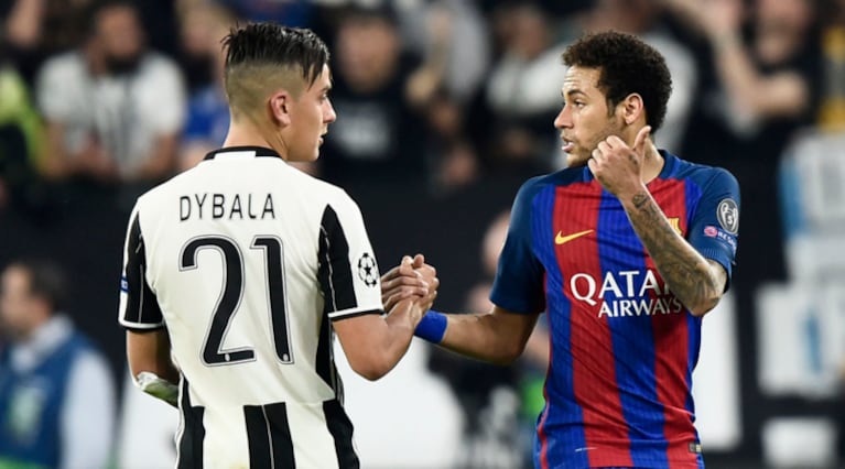 Neymar parece decirle a Dybala: "Para allá tenés que ir"