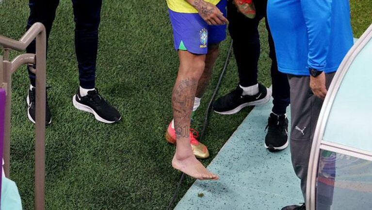 Neymar salió de la cancha con una lesión en el tobillo y preocupa a todos en Brasil