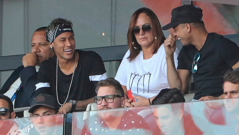 Neymar se ríe en la tribuna... ¿será por el saque del rival?