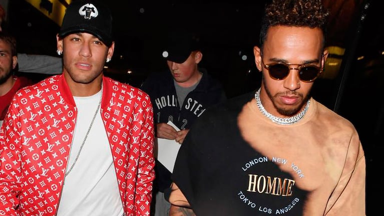 Neymar y su "hermano" Hamilton disfrutando de la noche londinense.