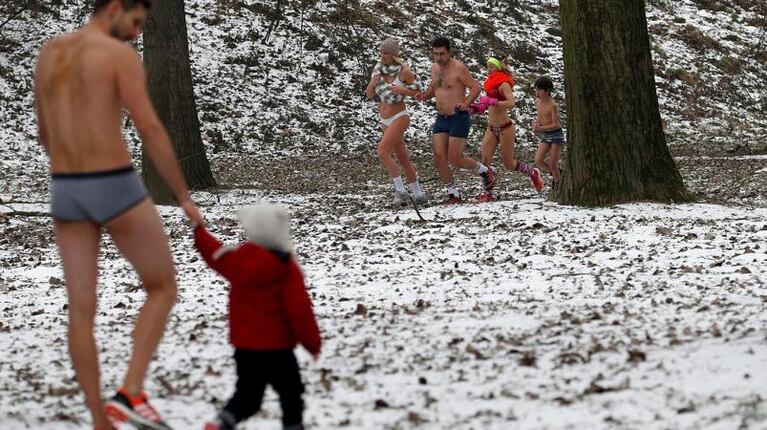 ¡Ni el frío los para! Corrieron en ropa interior por la nieve