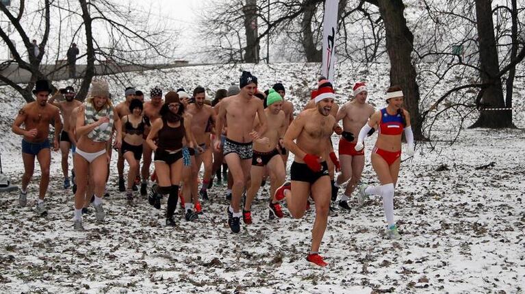 ¡Ni el frío los para! Corrieron en ropa interior por la nieve