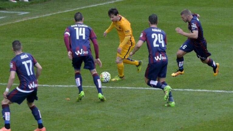 Ni entre cuatro pueden parar a Messi.