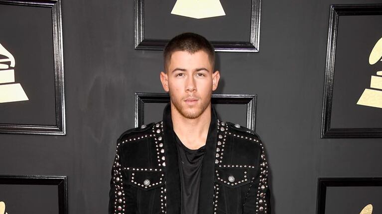 Nick Jonas elegante y moderno. Fotos: Grammys.