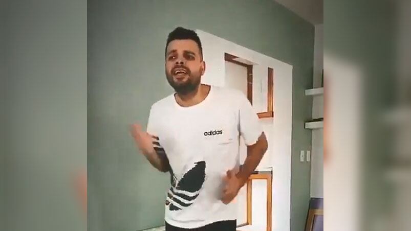 Nico baila la cumbia con la que arranca la serie.