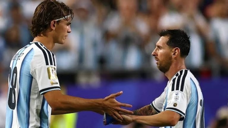 Nico Paz junto a Lionel Messi.