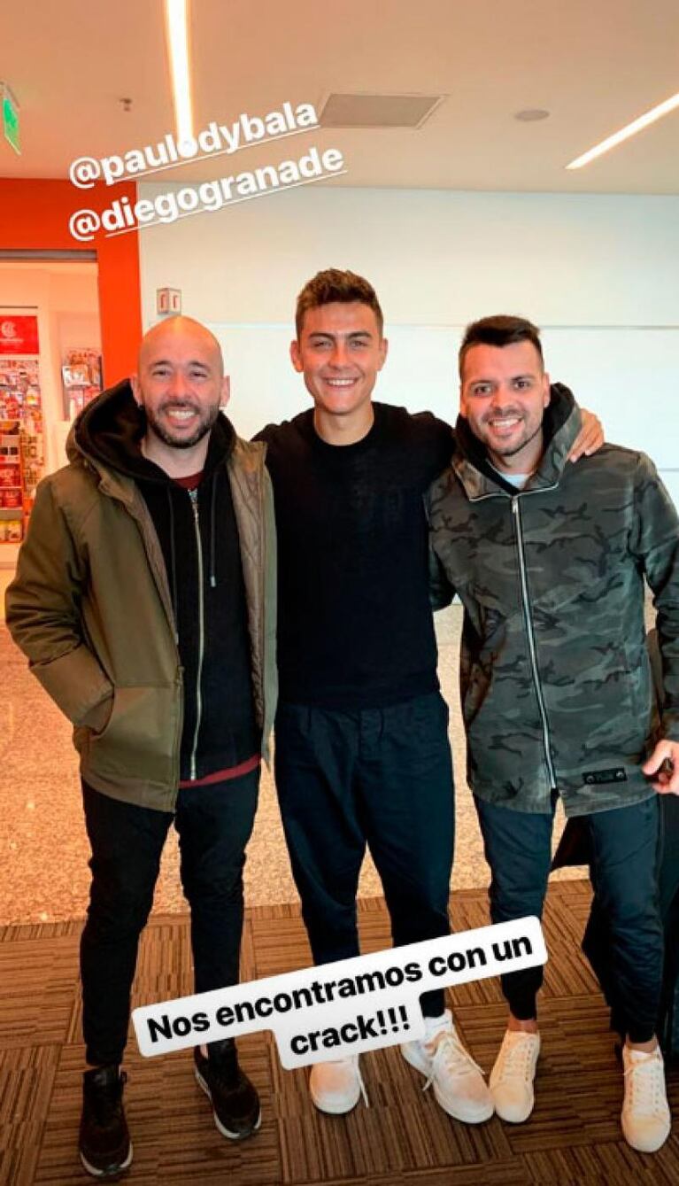 Nico Sattler y Diego Granade, con Dybala