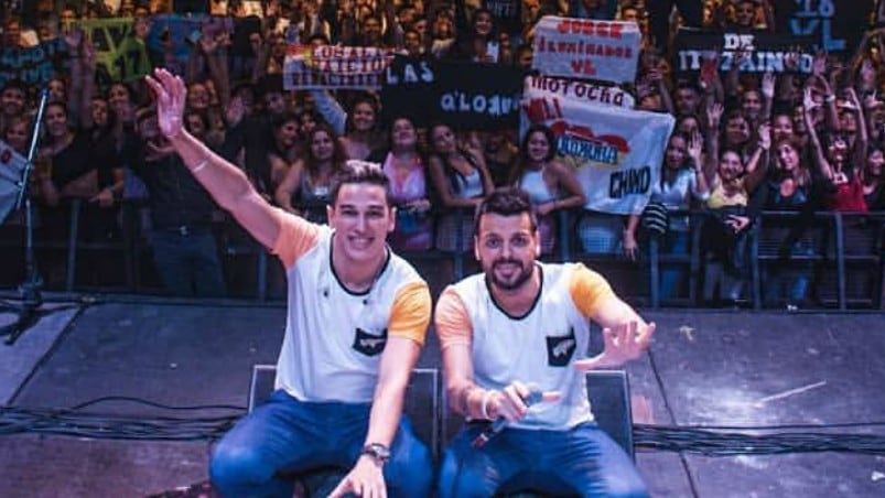 Nico y Facu y la foto caraterística con su gente detrás