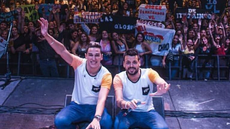 Nico y Facu y la foto caraterística con su gente detrás