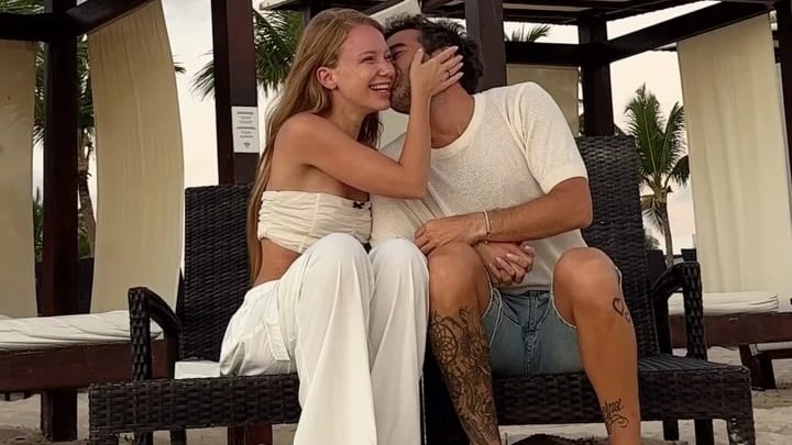 Nico y Rocío, el día que se comprometieron en el Caribe.