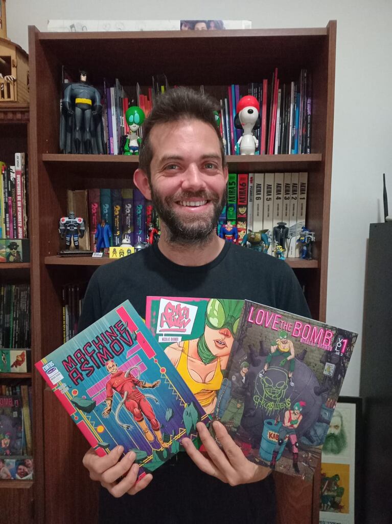 Nicolás Brondo, el cordobés que participó en El Eternauta, luce su colección de publicaciones. 