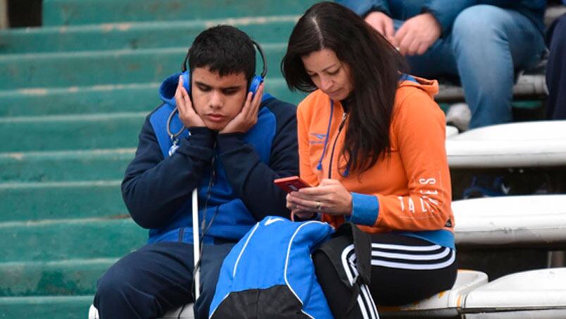 Nicolás, en la tribuna del Kempes en el partido vs. Godoy Cruz. / Foto: Lucio Casalla ElDoce.tv