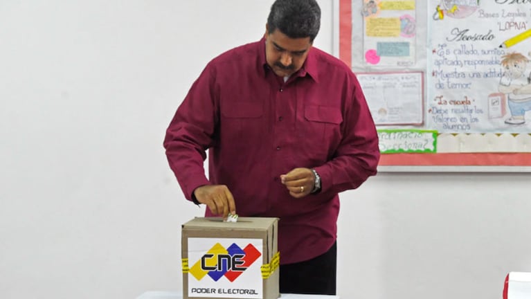 Nicolás Maduro fue el primero en ir a votar a su colegio.