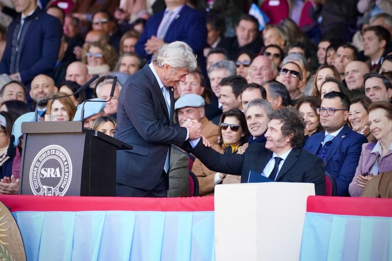 Nicolás Pino, titular de la Sociedad Rural, estrecha la mano del presidente Javier Milei.  (foto: SRA)