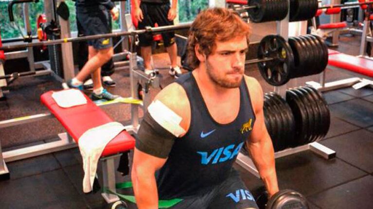 Nicolás Sánchez entrena con sus tatuajes tapados.