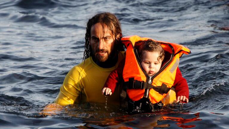 Nicolás vive en España y viajó a Grecia para ayudar. Fotos: Reuters