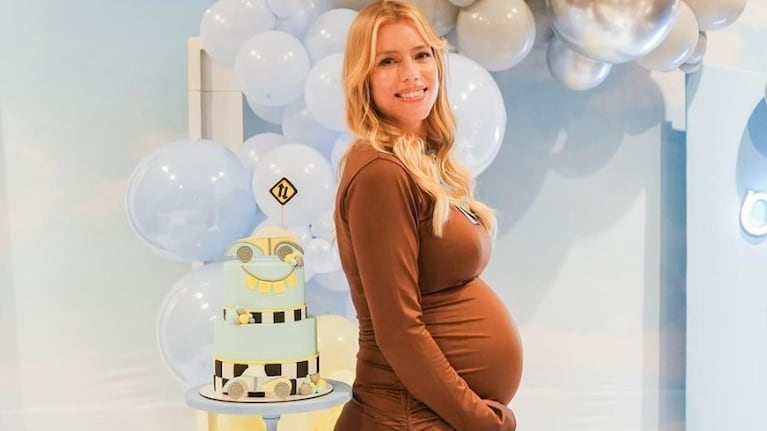 Nicole Neumann posó con su hermosa panza de embarazada en el baby shower.