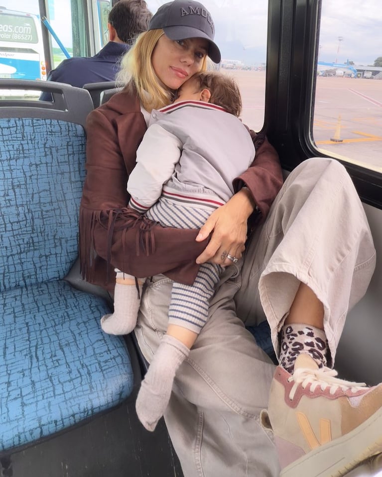 Nicole viajando con Cruz en un colectivo.  (Foto: Instagram/@nikitanaueman)