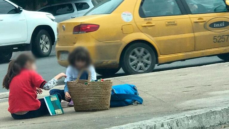 Niñas estudian en la calle: una imagen que duele en barrio Pueyrredón