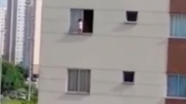 Ningúna adulto advirtió la temeraria escena que fue filmada desde otro edificio en Brasilia.