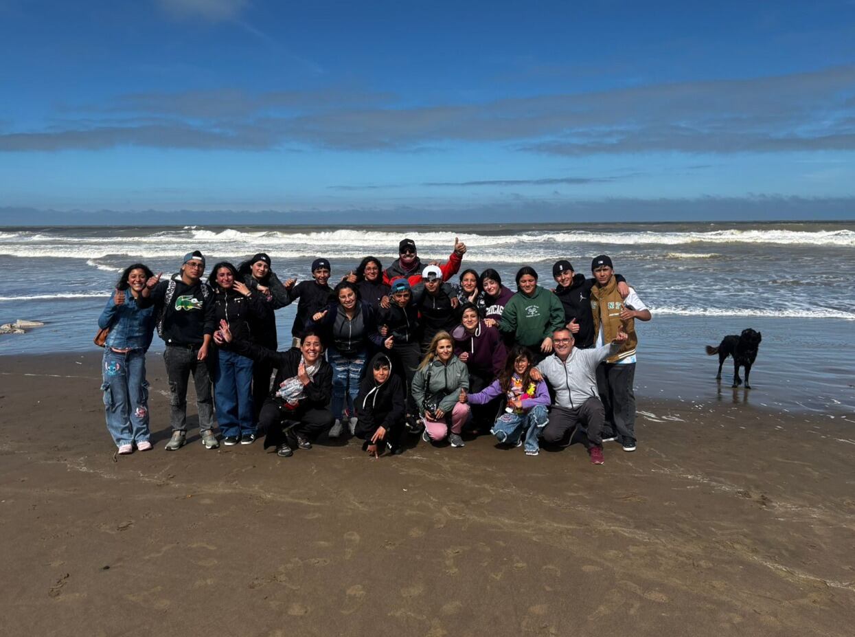 Niños de Los Gigantes vieron el mar por primera vez.