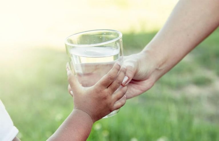 Niños felices y sanos: la importancia del agua para el cuerpo