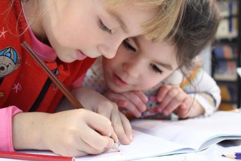 Niños felices y sanos: la importancia del agua para el cuerpo