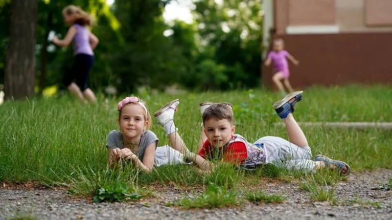 Niños jugando al aire libre.