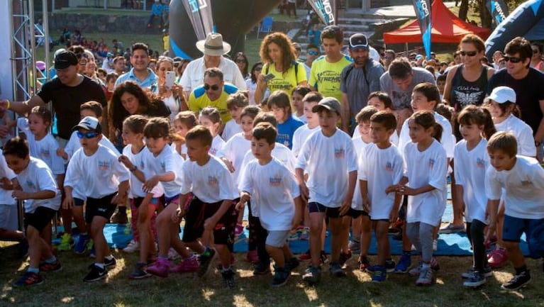 Niños que corren hacia una recreación saludable