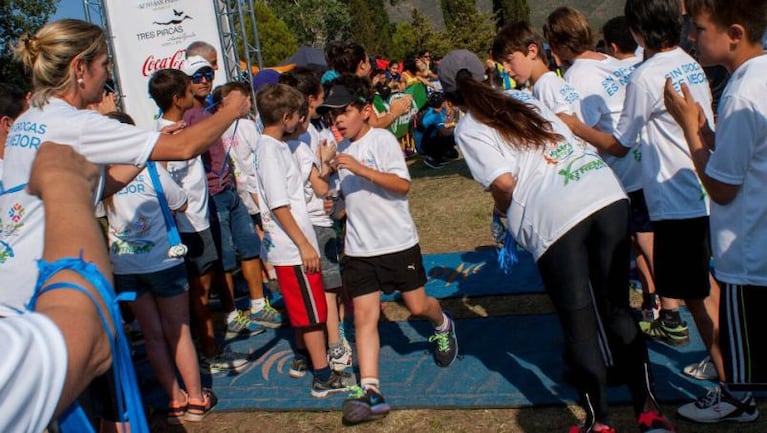 Niños que corren hacia una recreación saludable