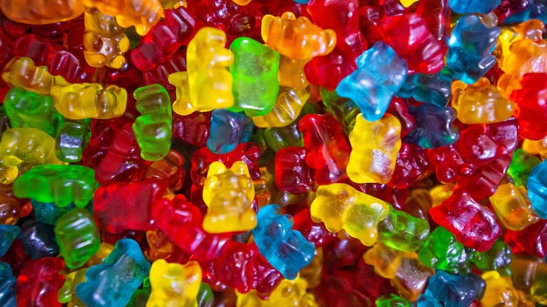 Niños se intoxicaron tras comer gomitas.